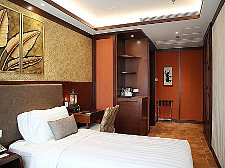 ツインベットの室内の一例。茶色や暖色系の温かみのある色で統一された室内はリゾートの雰囲気でいっぱいです