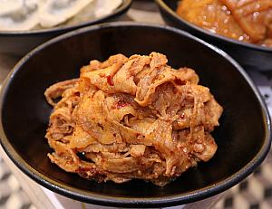 麻辣腩肉片：マーラー味の豚バラ肉。薄く切ってあり、味も辛くて病み付きになります。