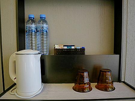 こちらは室内にあるティーセット。湯沸かし器、無料の水ボトル、ティーバック類が用意されています。