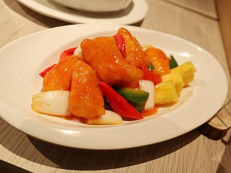 「鳳梨咕嚕魚柳」。魚とパイナップルの甘酸っぱい料理。酢豚の魚バージョンです。