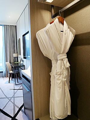 バスルームの一例。真中の写真が韓国製のウォーターセラピィーシャワー。そして、日本人好みの柔らかなバスローブもあります