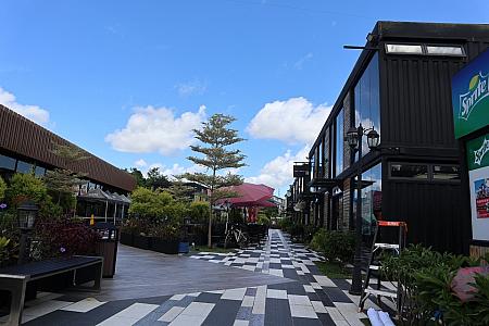 4）川を渡り数分歩くと、突然「盈匯坊」という広場が出てきます。あまりに突然なのでビックリするかもしれません。ここはプレハブでできた建物が幾つか並んでいて、カフェやハンドメイド工房などがあります。多くの店は週末営業となっているようです。この入り口のストアの外にQRコードがあり、そこから「錦田壁晝村」のマップを読み取れるようになっています。地図を持っていない人はぜひ入手するようにしましょう。