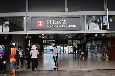1）MTR錦上路駅駅へ到着をしたらB出口から出て、有名な観光地である「錦田吉慶園」と同じ方向へ向かいます。尚、天気がよい日はとても暑くなりますので、B出口にあるコンビニエンスストアで飲料水を事前に入手すると安心ですよ。