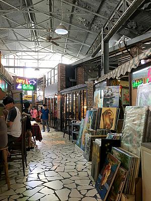 絵画などを売っているアートのお店までありました。そして何やらお宝が見つかりそうな店やアジア食材の店まで、本当にバラエティー豊か！