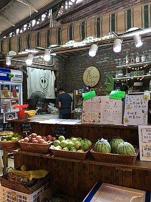 ナチュラルな家具や香港では珍しいお洒落なフラワーショップ。そして、おいしそうなフルーツや野菜を並べているお店。本当に様々です。