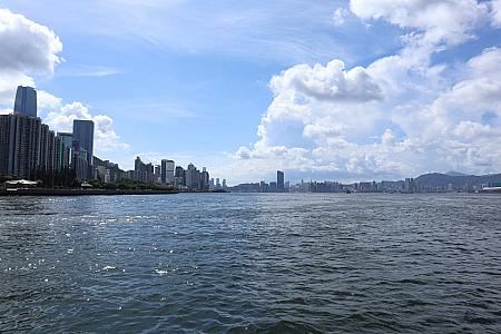 左には香港島の高層ビル、奥には九龍半島と香港島のビルがまるで陸が繋がっているかのように見えますね。