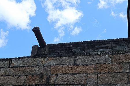 東涌炮台の外観。花崗岩で覆われた塀には、よく見ると大砲が設置されています。