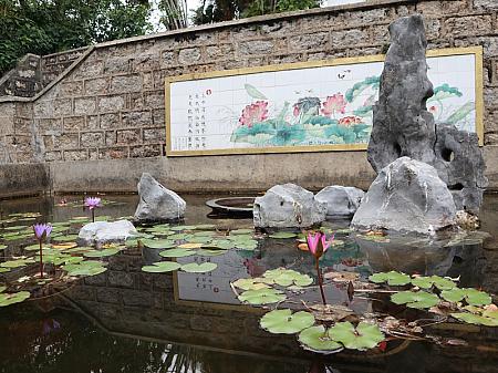 Lotus Pond(蓮花池)。1930年に造られたというこの池の壁には、手書きの蓮の花のタイルが掲げられています。これは当時81歳の描き手によって描かれたものだという事です。