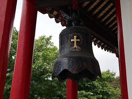 The Christ Temple（聖殿）の様子。美しいブルーと紅色の八角形の中国式建築です。赤い柱は遠くから見ると十字架の形になっています。またブルーの瓦屋根や建物に吊るされた鐘には、十字架が掲げられています。