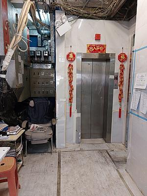 4）入り口を入っていくと、とても小さなエレベーターホールがあります。