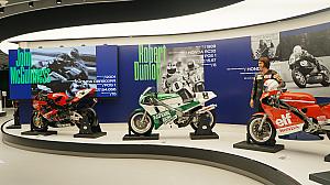 歴史的なオートバイが展示されています
