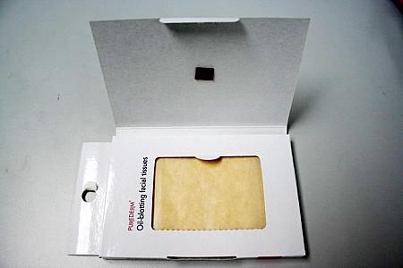 紙は、白くて半透明。紙のボックスの蓋の裏がシールになっていて開けると自然に取り出せるようになっています。 