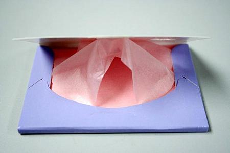 紙はピンクの半透明。とりだす時には中のシールについて出てきます。