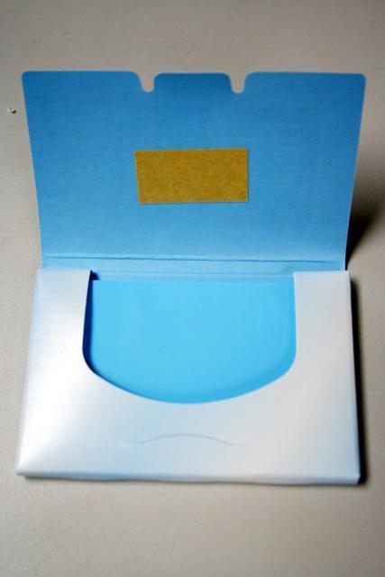 紙は青くて、分厚め。紙のボックスの蓋の裏がシールになっていて開けると自然に取り出せるようになっています。 