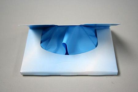 紙は青くて、分厚め。紙のボックスの蓋の裏がシールになっていて開けると自然に取り出せるようになっています。 