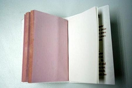 本のページをめくる様に、１枚１枚ちぎって使います。紙の色は、ピンク。