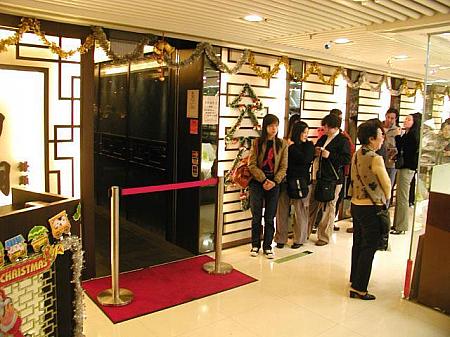 上の「南翔饅頭店」は有名店だけに、香港でも大人気。開店前に列ができています。