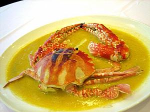 ■ 「花彫雞油蒸蟹（花蟹の紹興酒蒸し）」
<br>また、海鮮料理で、必ず出てくるものの一つとして、こちらの花蟹を丸ごと紹興酒で蒸した、見た目にも華やかで美しい料理があります。紹興酒の香りがふわっと広がるこの一品は、テーブルに置かれただけで、酔い心地になってしまいます。カニをこのクリームソースにつけて食べた後、このソースでニラとシンプルに合えた麺を最後にいただきます。