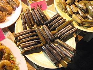 ■ 貝類の料理・・・また海鮮料理には、貝類も豊富に使われています。アサリを唐辛子で炒めたものや、バイ貝の辛味酒蒸しといったものなど、香港近郊で取れる様々な貝を味わうことができます。