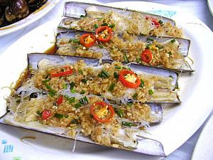 ■ 貝類の料理・・・また海鮮料理には、貝類も豊富に使われています。アサリを唐辛子で炒めたものや、バイ貝の辛味酒蒸しといったものなど、香港近郊で取れる様々な貝を味わうことができます。