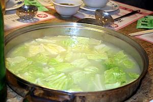 まずは好みのスープを選びます。火鍋は日本で言う、寄せ鍋に似ています。寄せ鍋はお水に昆布とかを入れ、出汁をとりますが香港では最初から色んな味のスープが用意されています。これは普通の鶏がらスープ。