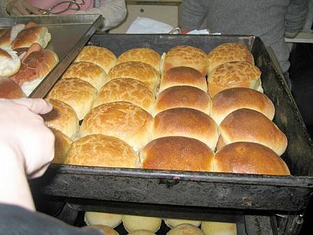 できたて熱々のパンでした！ふっくら美味しそうに焼けています。