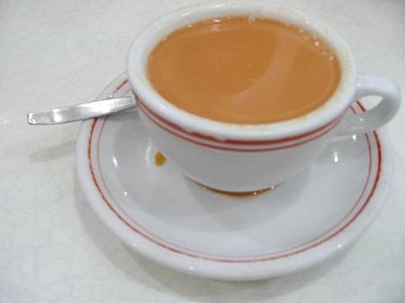 茶餐廰の名物、濃厚なホット・ミルクティー。 