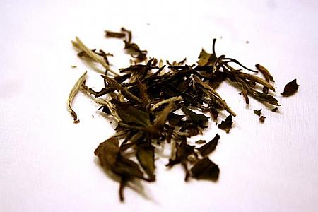 僕の好みの牧丹茶は寿眉茶の一種。白茶で半発酵されているもの。針のような長細い葉っぱがたくさん入っているものは良質の証しだ。