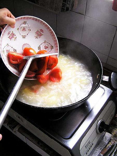 10. じゃがいもが柔らかくなったら、トマトを加わえ、少し煮崩れるくらいまで強火で加熱します。