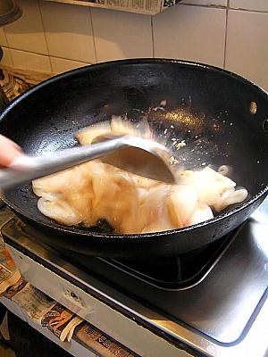 5. カシューナッツは下茹でしてから、油で揚げてカリっとさせておく
