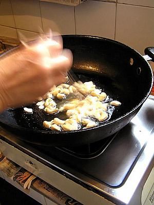 5. カシューナッツは下茹でしてから、油で揚げてカリっとさせておく
