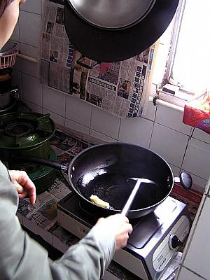 6. フライパンを熱し、多めの油を暖め、しょうがを入れ、香りが出て来たら、魚を入れます。
