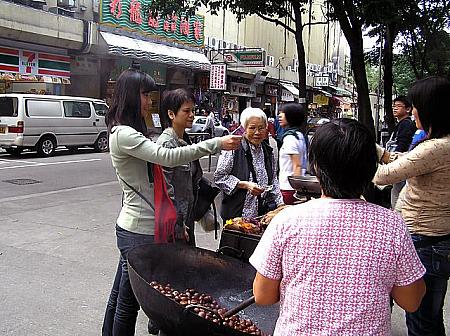“あ、甘栗屋台だわ、買いましょう！”
香港の市場は本当に楽しい！
