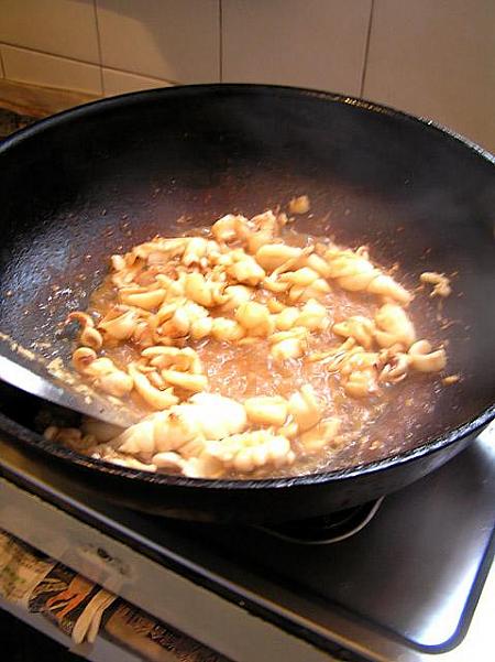 6. フライパンを熱し、多めの油を暖め、にんにくを入れ、香りが出て来たら、いかを入れよく炒めます