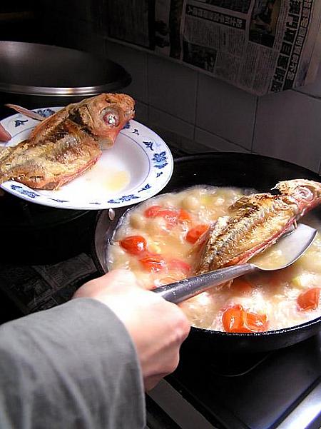 13. 再び、魚を取り出し、皿に盛り付け、スープも器に盛り付けます
出来上がり！魚は食べる時に少しおしょうゆをかけていただきます。