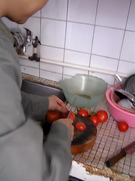 3. トマトはくし切りにします（皮が気に
なる方は湯剥きをしてお使いください） 