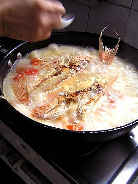 12. 魚を入れて3-4分加熱したら、塩で味を整えます。