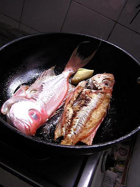 7. まず片面をしっかりきつね色になるまで5-6分焼き両面同じように焼いたら、一旦魚を取り出します。