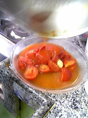 5. トマトが柔らかくなったら、更に取り出しておく。