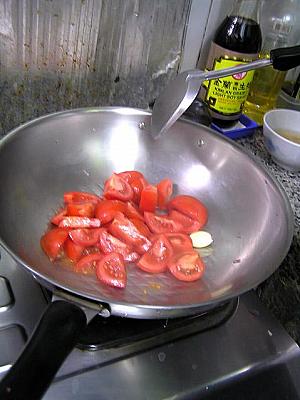 2. フライパンに油を熱し、にんにくを香りよく炒めたら、トマトを加えて炒める。