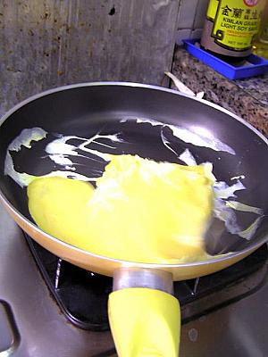 6. フライパンに油を熱し、溶いたたまごを入れ、スクランブル状に混ぜながら炒める。