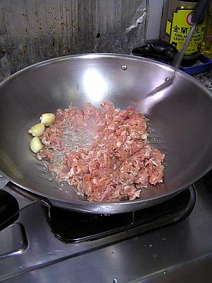 4. にんにくがきつね色になったら豚挽き肉を入れて炒めます。
