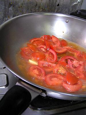 4. 水、塩を加えてトマトが柔らかくなるまで火にかける。