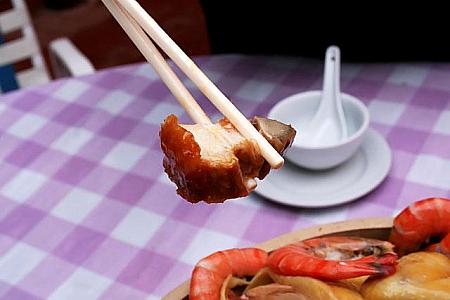 豚肉ロースト。中国の祭礼には必ず子豚の丸焼きを用意する。皮がカリッと香ばしく、肉は柔らかくてとってもジューシーだ。 