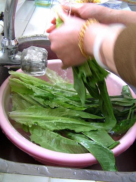 1. 油麦菜は茎から葉を1枚ずつはずし、きれいに水で洗う