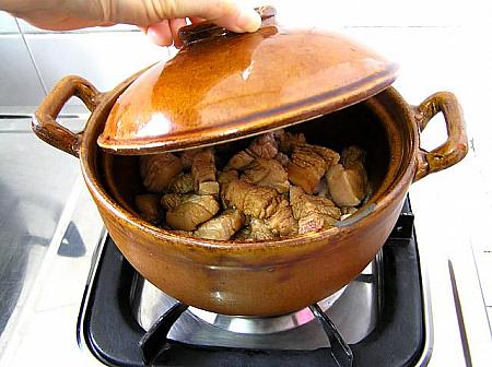 5. コンロの火をつけて、ふたをして肉が柔らかくなるまで30分ほど中火～弱火で煮込む