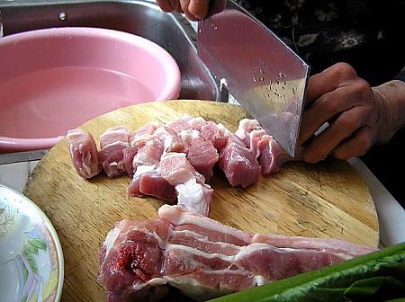 1. 豚バラ肉は厚さ1.5cmほどに切る