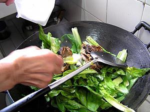 4. 油麦菜、鯪魚とのこりのトウチー、塩、水を加えて軽く混ぜたら、ふたをして3-4分加熱する