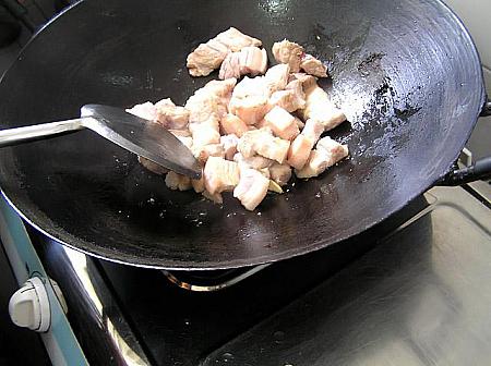 4. 続いて切った豚バラ肉を加えて、肉の色が白くなるまで炒め、グラニュー糖を加えて混ぜておく