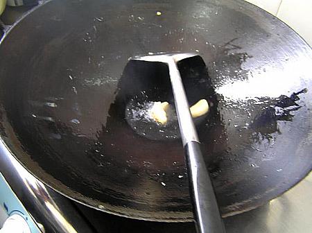 2. 中華なべを十分に熱し、油（分量外：適量）を入れ、にんにくを香りよく炒める 